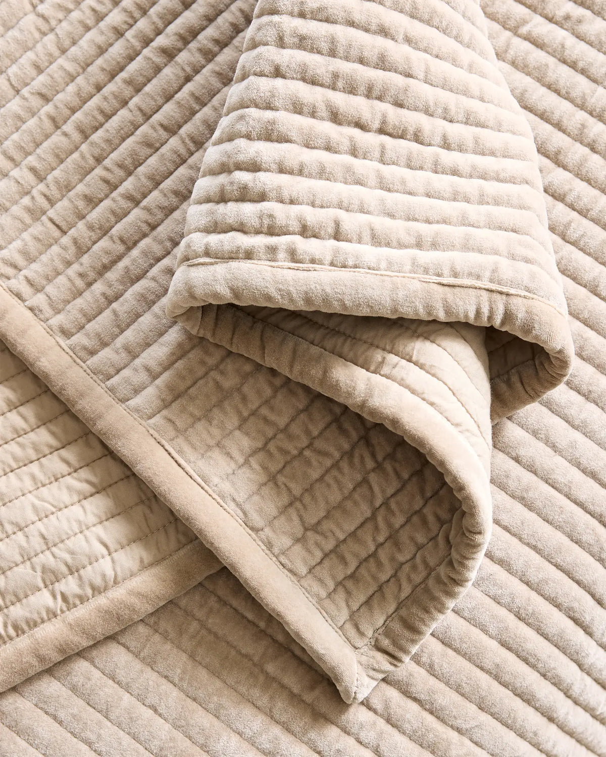 Cotton Velvet Vertical Channel Quilt Set - US 7929