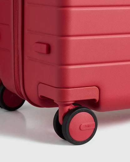 Expandable Medium Check-In Suitcase - US 7774