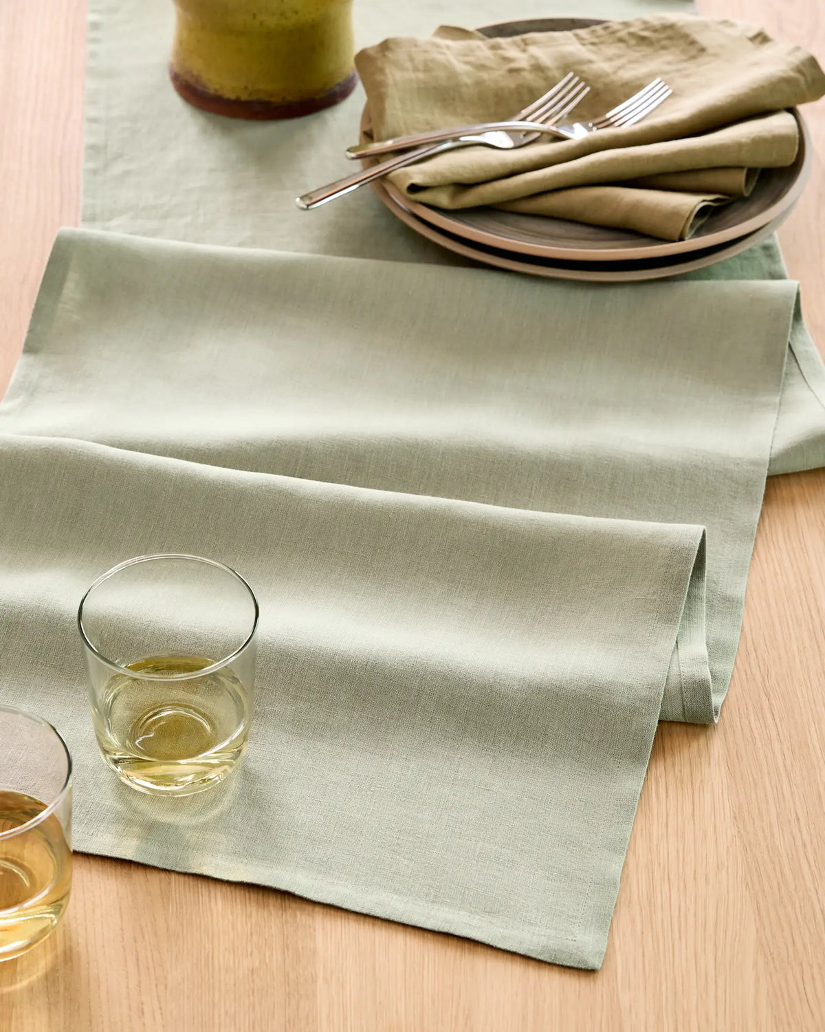 European Linen Table Runner - US 3798
