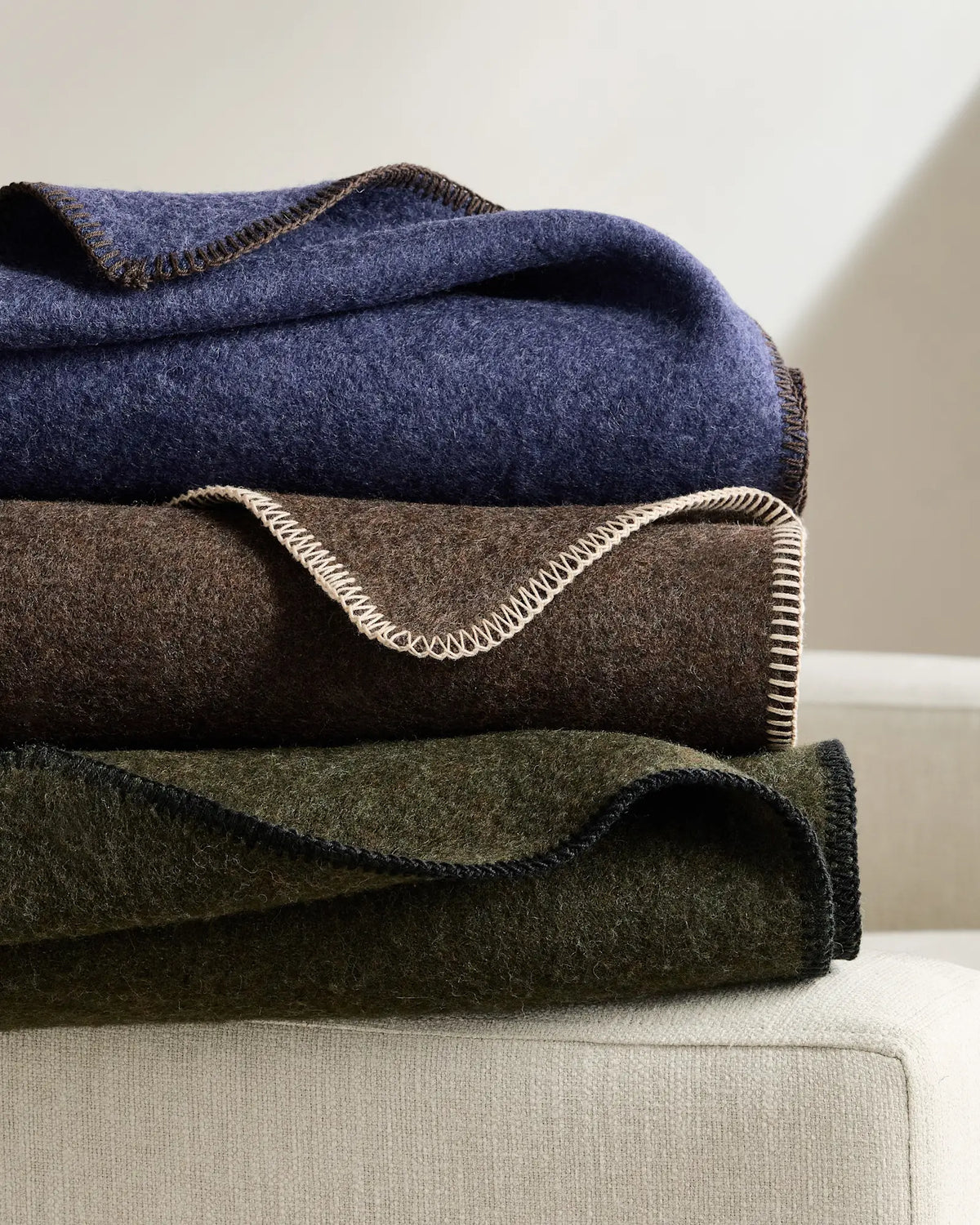 Wool Whipstitch Throw - US 2050