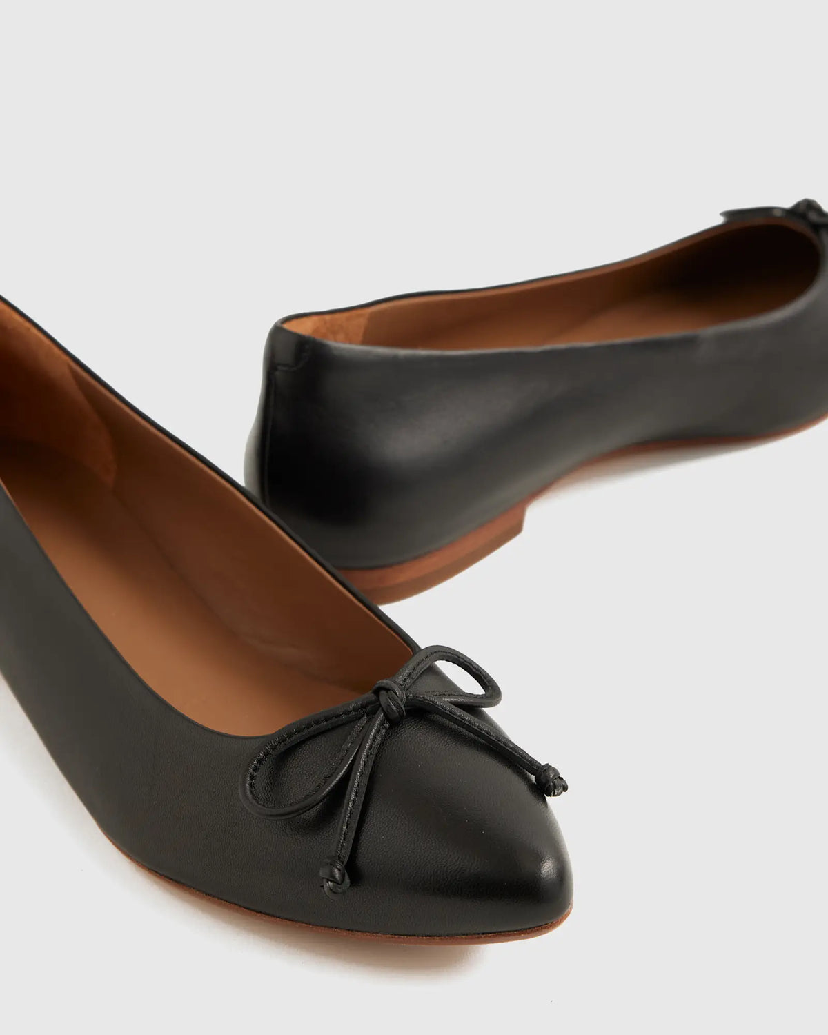 Italian Leather Pointed Bow Flat - US 8084